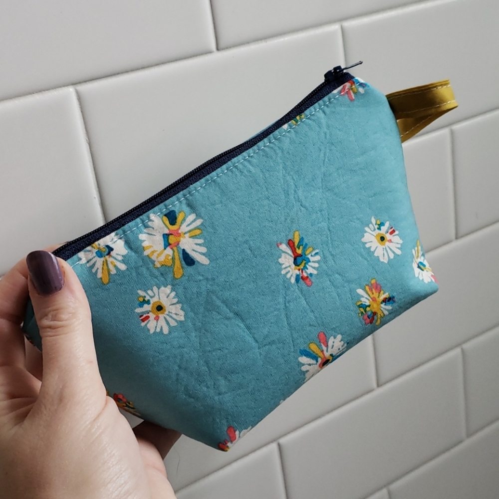 🧵🌼 Handmade Retro Style Floral Pouch - Picture 5 of 8